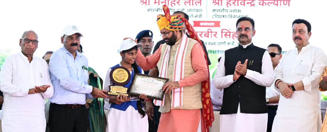CM planted 20,000 saplings using the Japanese method alongside 800 students.