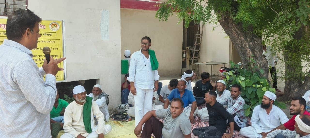 गांव उबारपुर बिजलीघर पर धरने पर बोलते भाकियू कार्यकर्ता। स्रोत संगठन