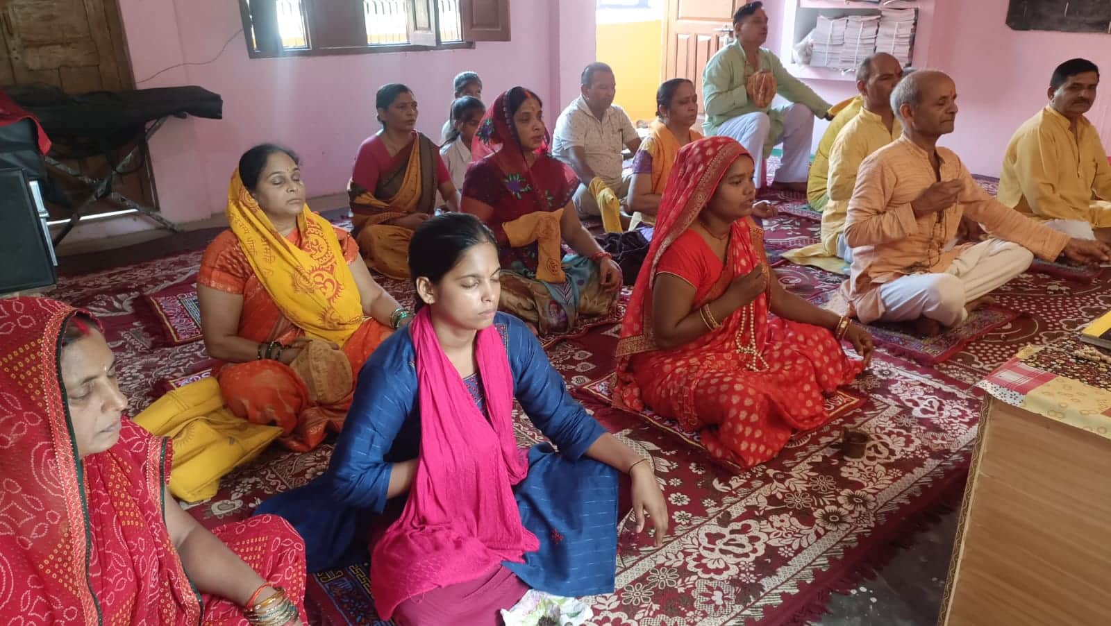 गायत्री शक्तिपीठ अमेठी में आयोजित कार्यक्रम में जप करते श्रद्धालु। स्रोत: स्थानीय