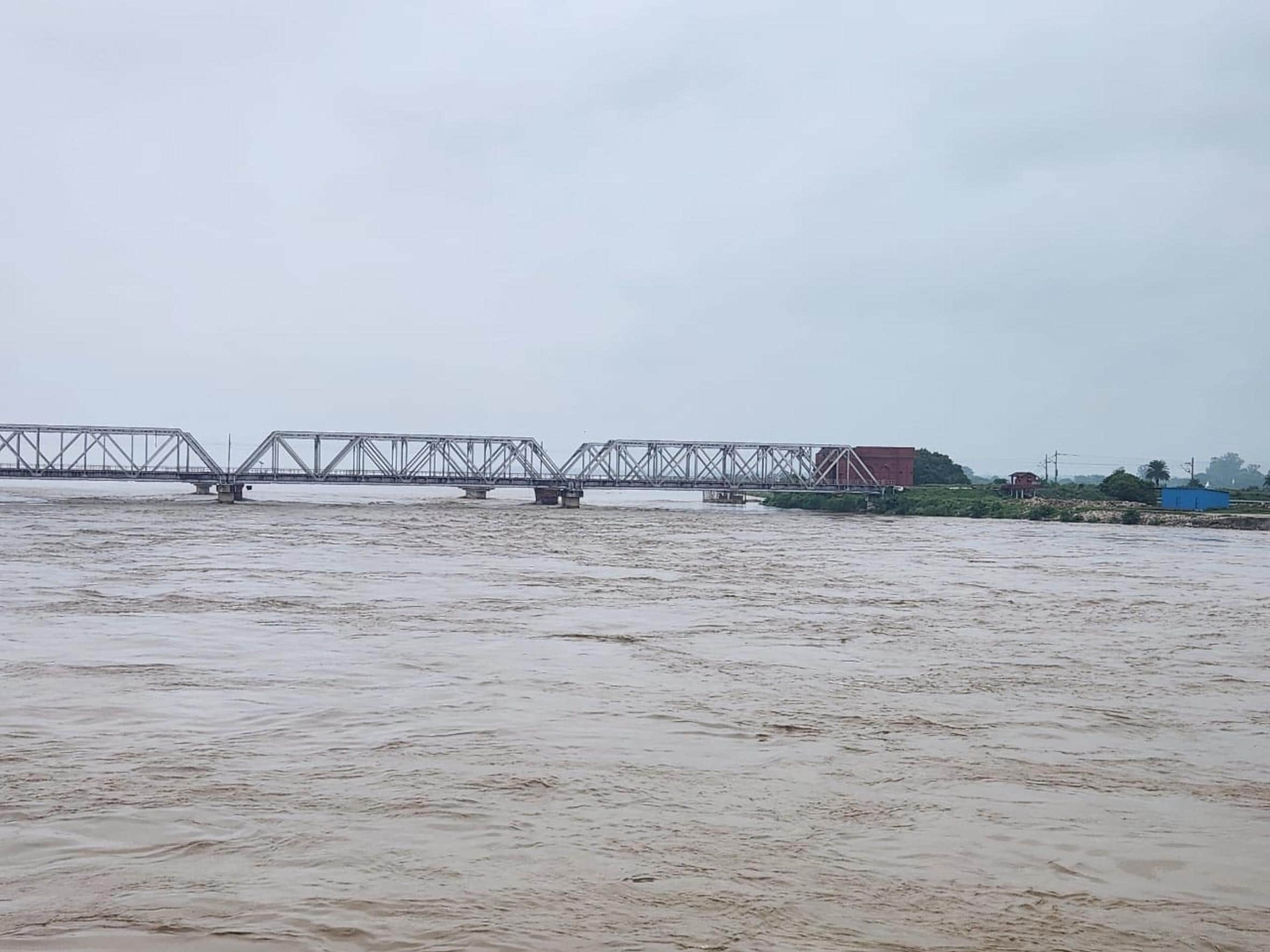 घाघराघाट स्थित एल्गिन ब्रिज पर बढ़ रहा सरयू नदी का जलस्तर।