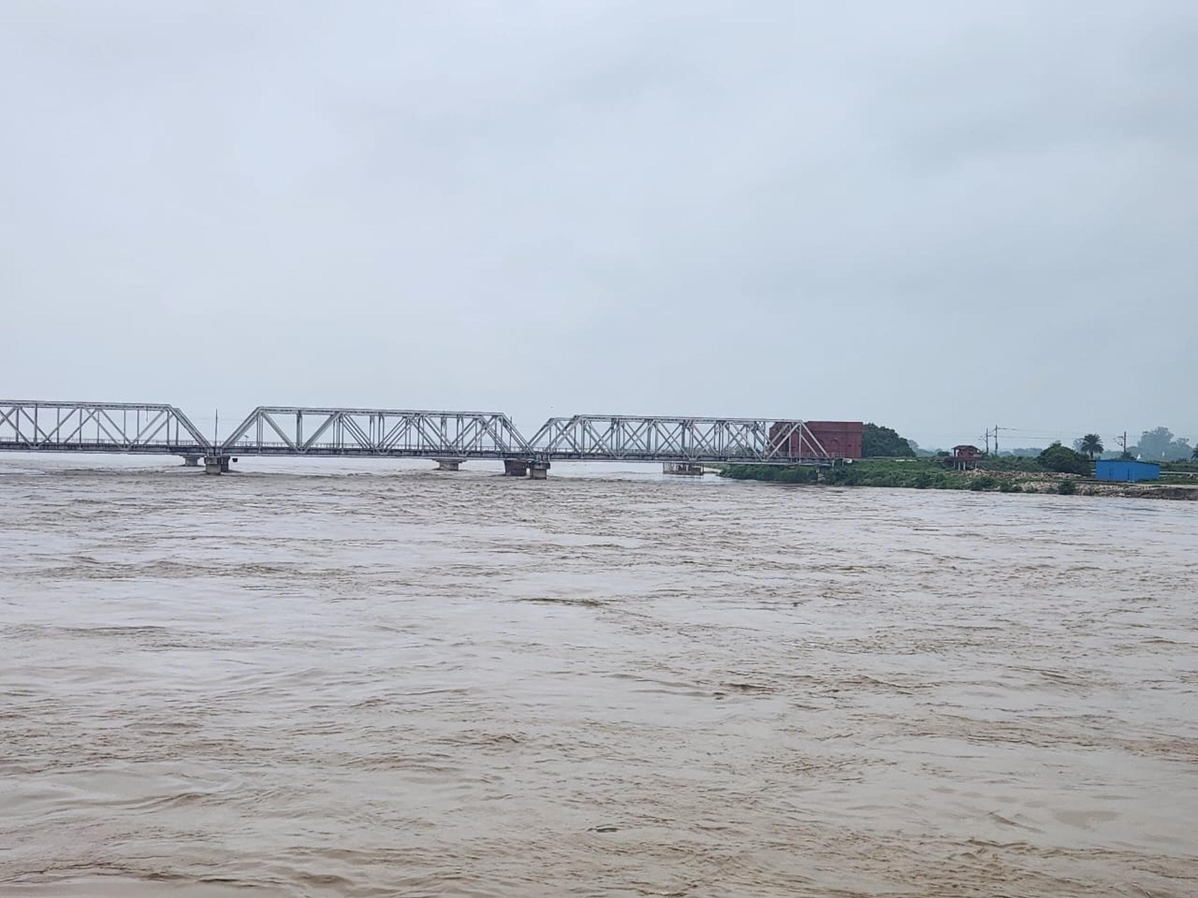 घाघराघाट स्थित एल्गिन ब्रिज पर बढ़ रहा सरयू नदी का जलस्तर।