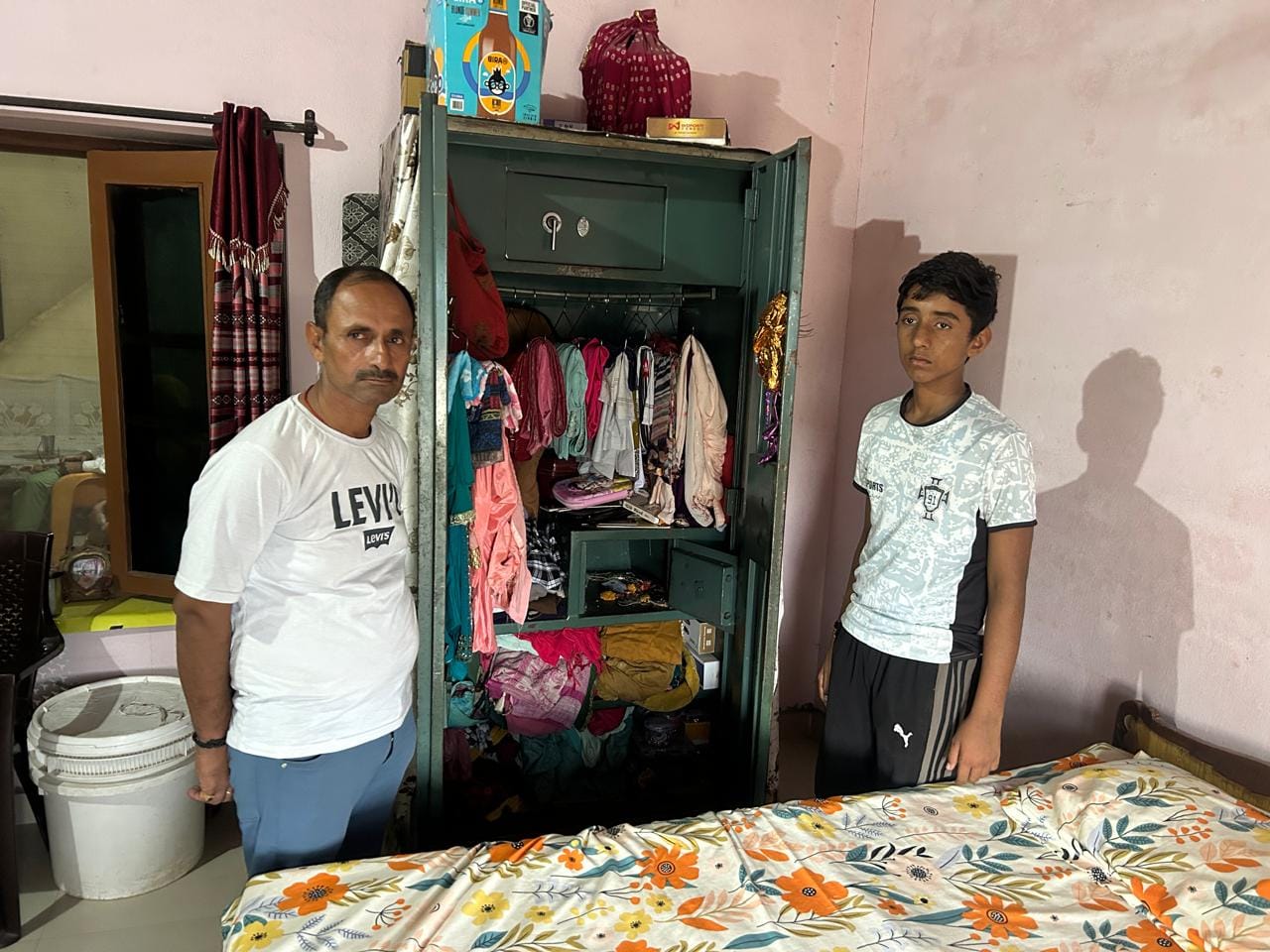 घर से चोरी हुआ सामान दिखाते हुए शिकायतकर्ता।
