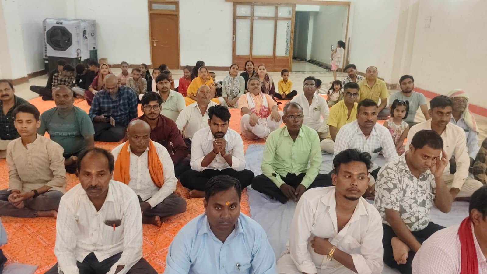 घोरावल क्षेत्र में आर्ट ऑफ लिविंग के गुरु पूर्णिमा कार्यक्रम में शामिल श्रद्धालु। स्रात स्वयं