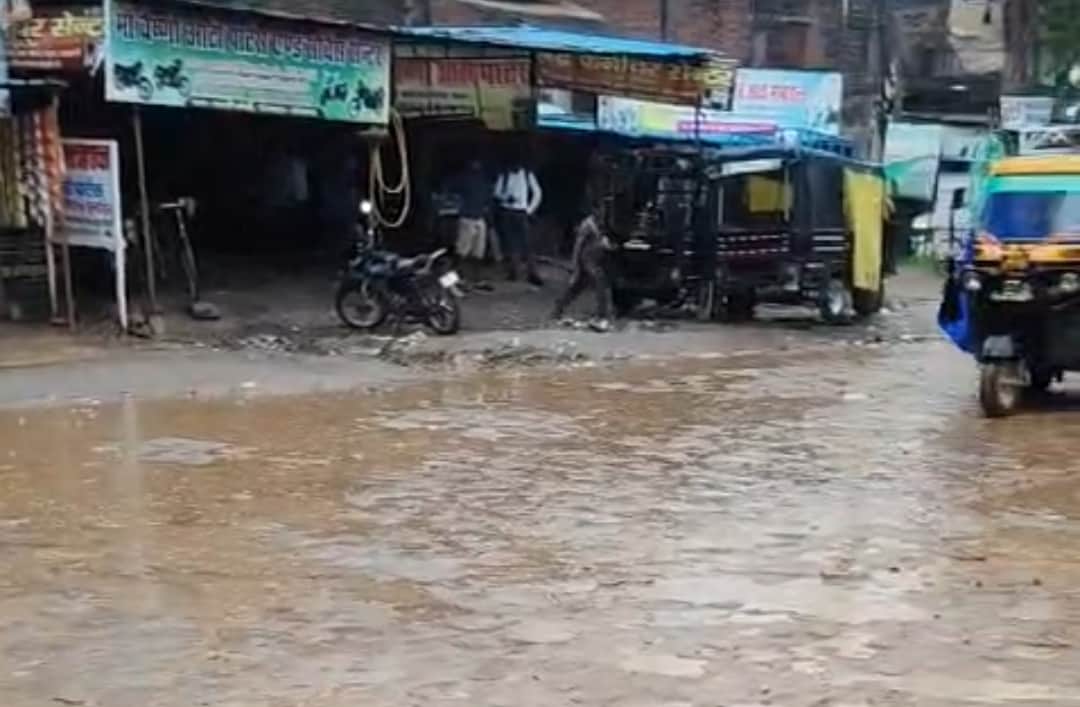 घोरावल क्षेत्र में बारिश से बेकार हुई कांवड़ यात्रा रूट के सड़कों की पैचिंग। स्रोत जागरूक पाठक