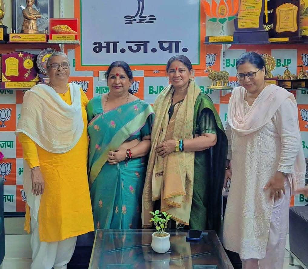 हरियाणा राज्य महिला आयोग की उपाध्यक्ष मीना परमार का स्वागत करती मेयर रेनू बाला गुप्ता। स्वयं