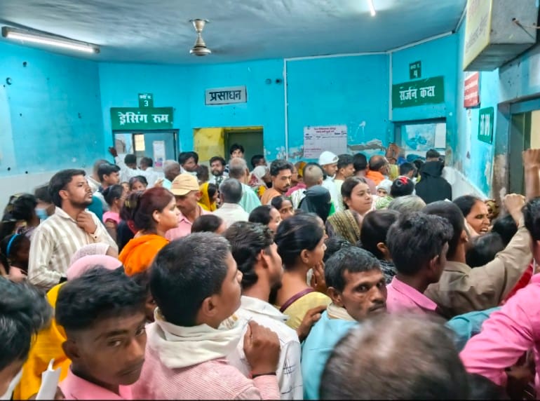 जिला अस्पताल की ओपीडी में उमड़े मरीज। - संवाद 