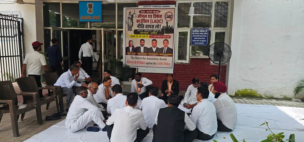  जिला अदालत परिसर में हड़ताल पर बैठे एडवोकेट।