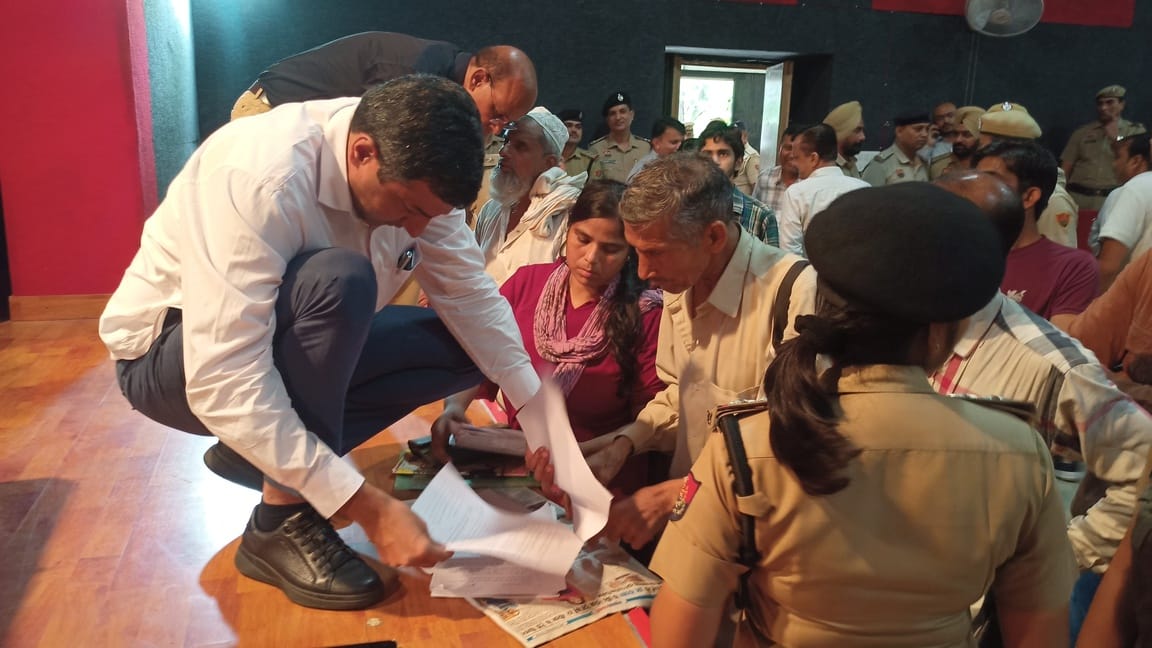 People waited for Minister Vij; the DC resolved 10 out of 15 cases.