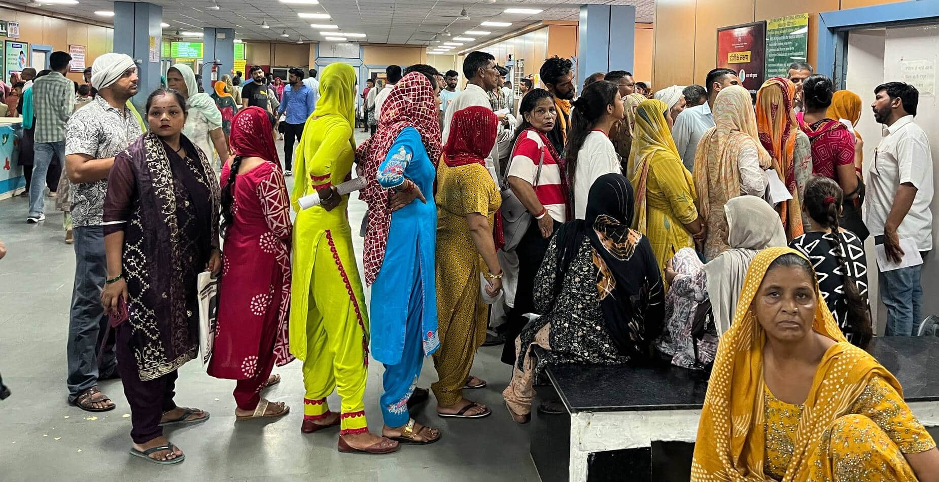 जिला नागरिक अस्पताल में इलाज के लिए लगी मरीजों की भीड़। संवाद