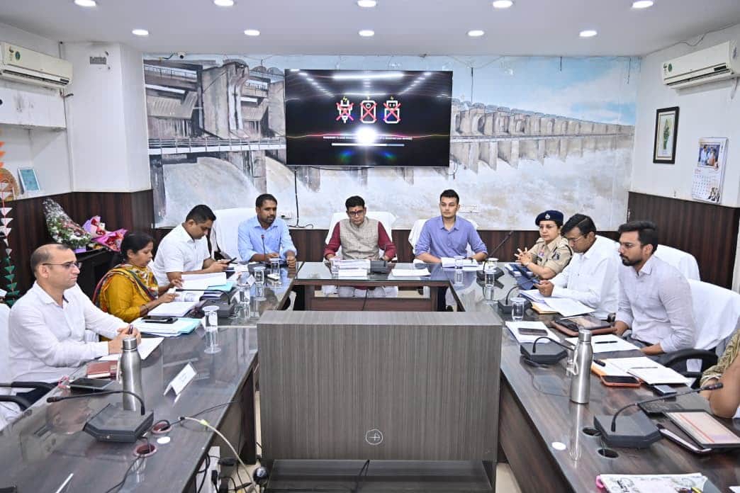 जिला प्रभारी मंत्री ने अधिकारियों की ली बैठक