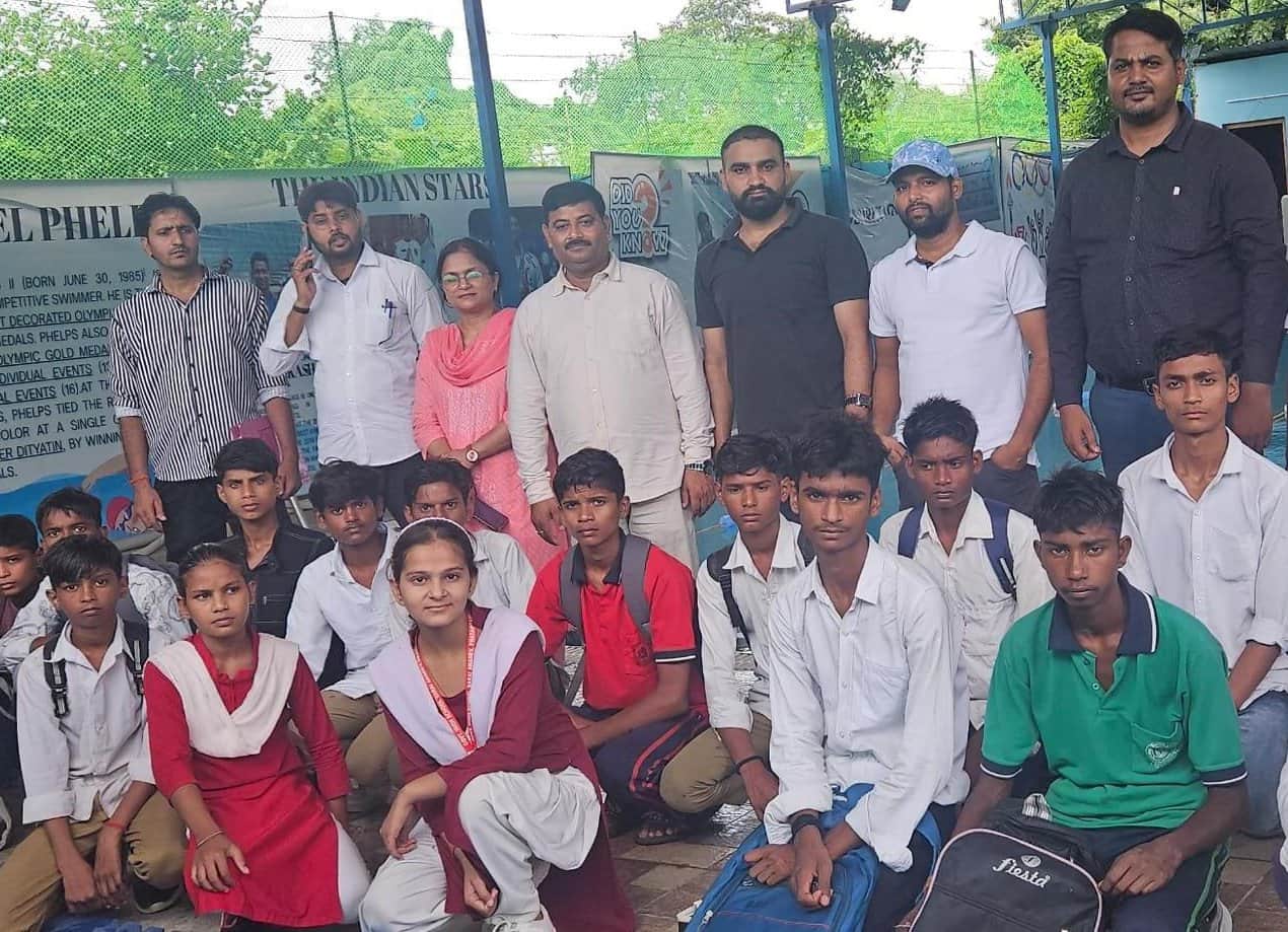 जिला स्तरीय तैराकी प्रतियोगिता में विभिन्न आयु वर्ग में विजेता खिलाड़ी। कोच