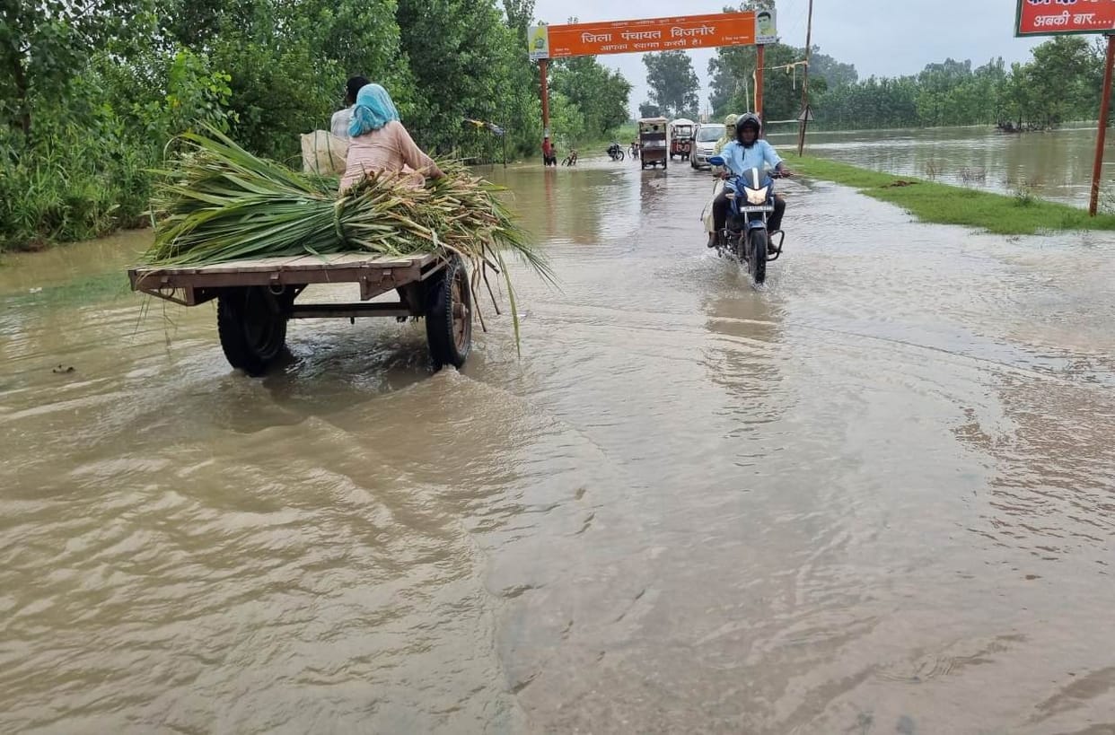 The water of the Ganges crossed the fields and barns and reached the highway.