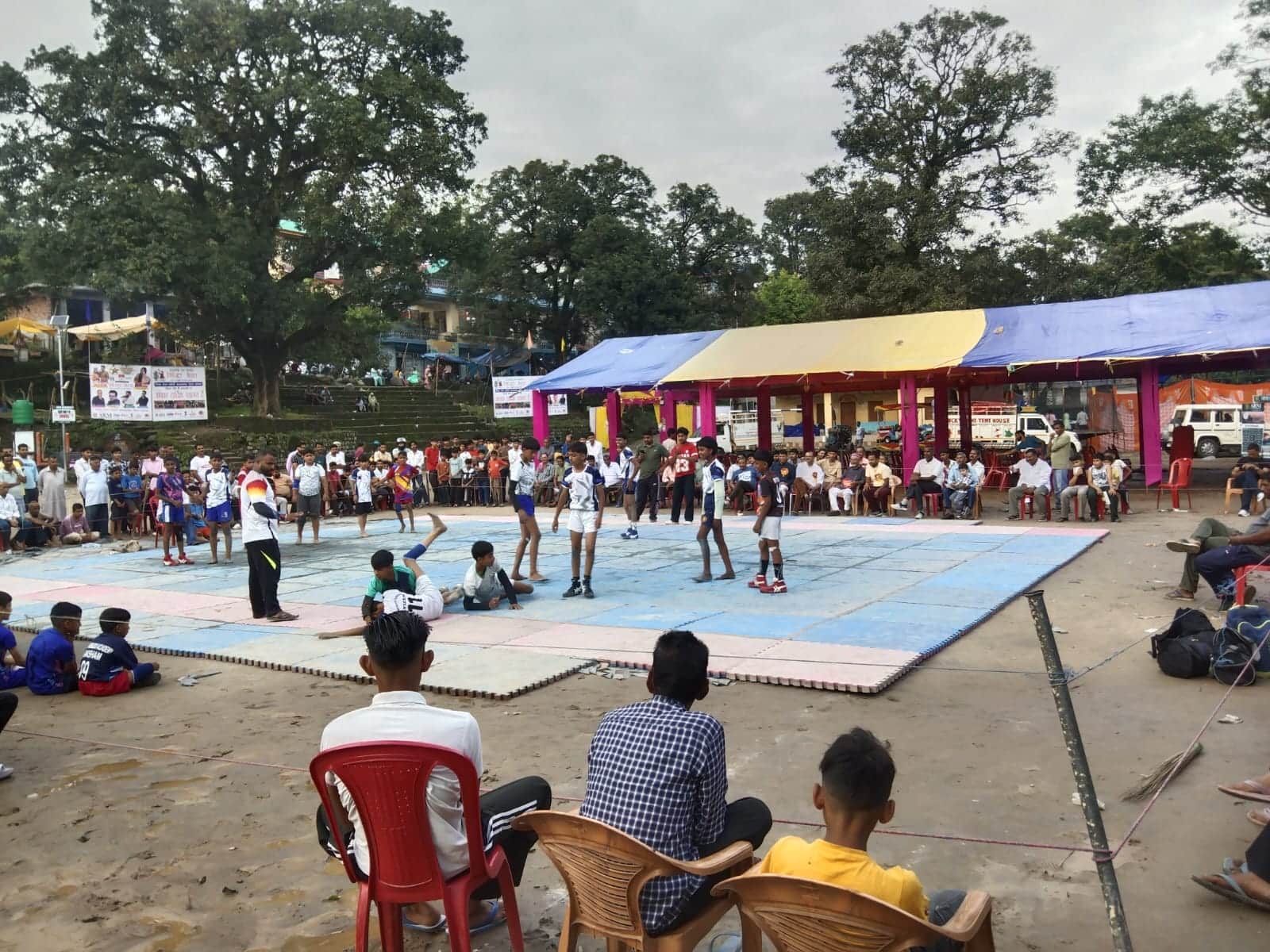 जमानाबाद में कबड्डी प्रतियोगिता के दौरान जीत के लिए भिड़ते खिलाड़ी। -स्रोत : आयोजक