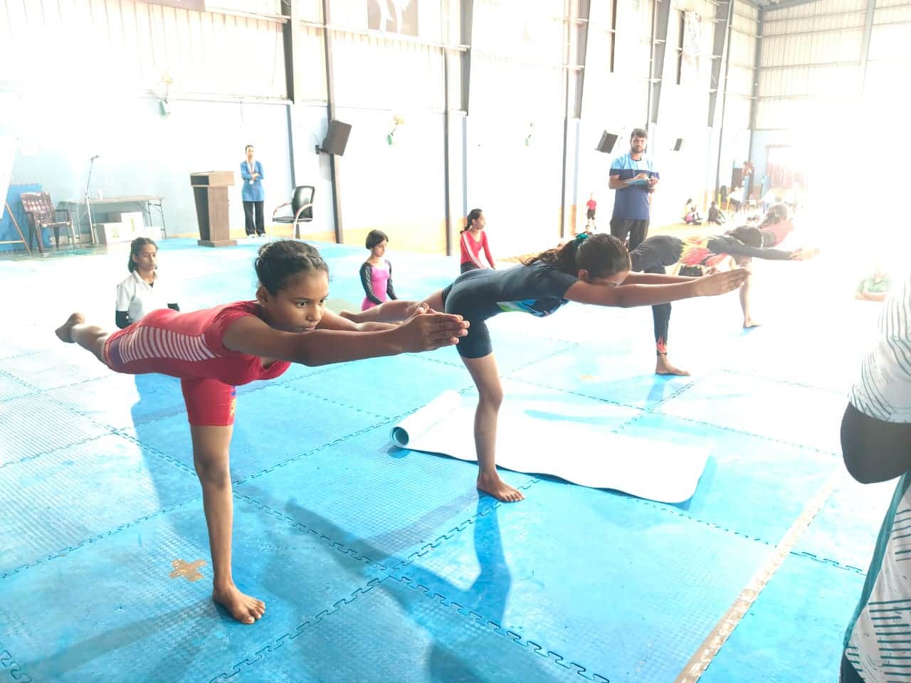 जिमनास्टिक के दौरान संतुलन बनाते प्रतिभागी। फोटो :विभाग
