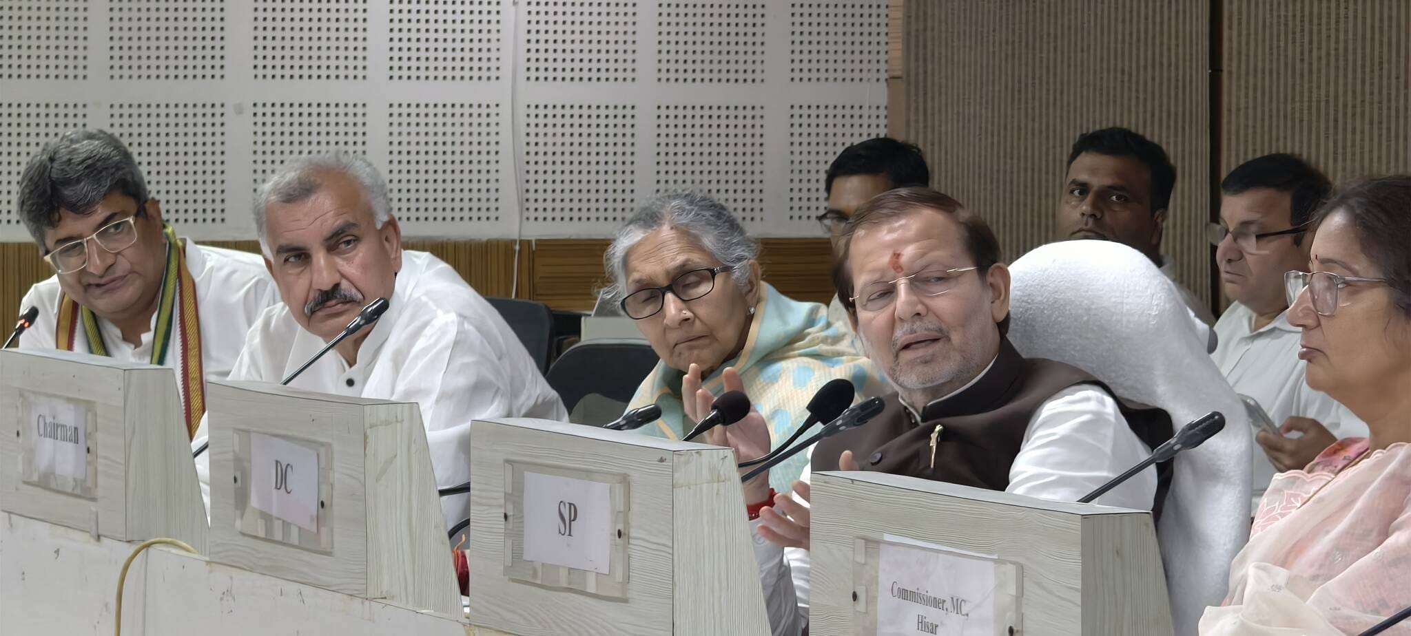 जनपरिवाद समिति की बैठक में पर्यटन मंत्री अरविंद शर्मा समस्याएं सुनते हुए। 