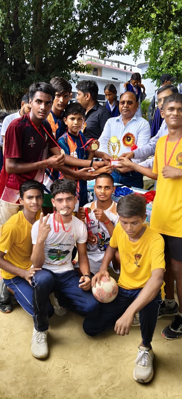 जनपदीय हैंडबॉल प्रतियोगिता में विजेता खिलाड़ी। स्रोत: विभाग