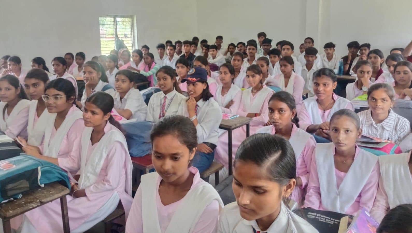 जनता इंटर कॉलेज गोपालपुर में आयोजित पुलिस की पाठशाला कार्यक्रम में मौजूद छात्राएं।