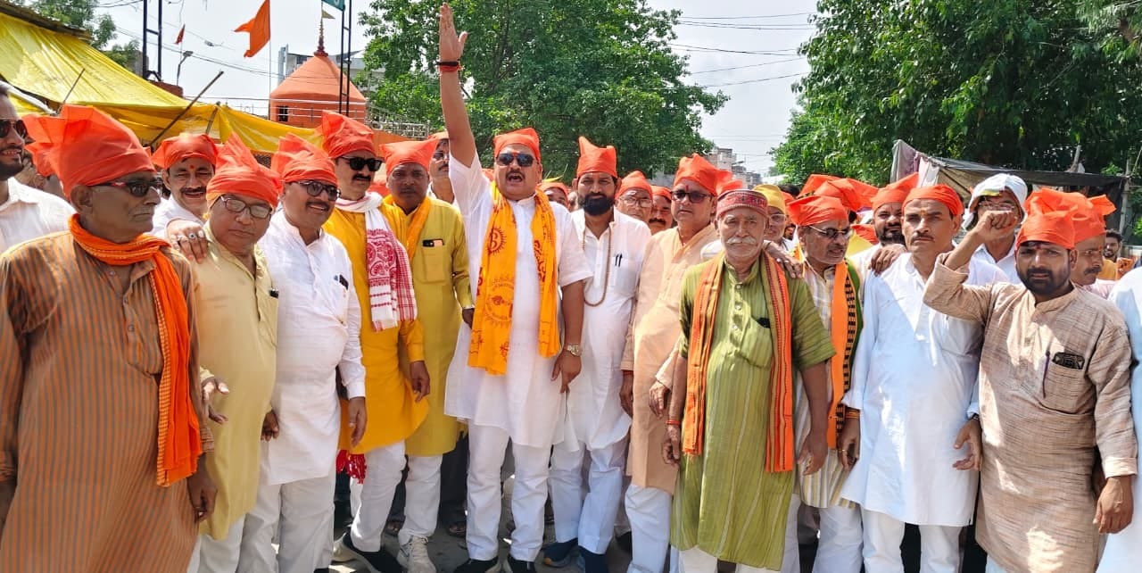 ज्ञानपुर नगर में भाजपा की समरसता यात्रा में शामिल लोग। स्रोत संगठन