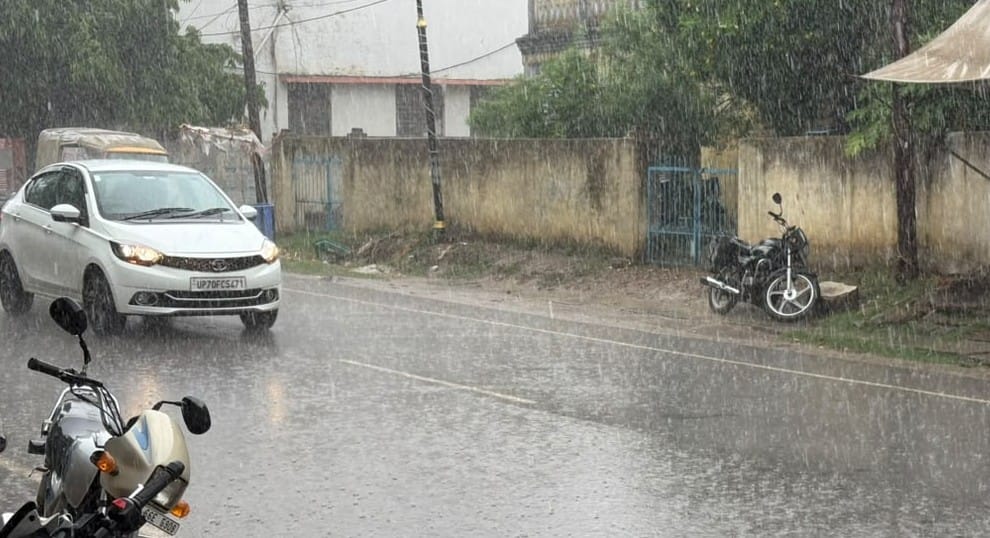 ज्ञानपुर नगर में दोपहर के समय हो रही बरसात। संवाद