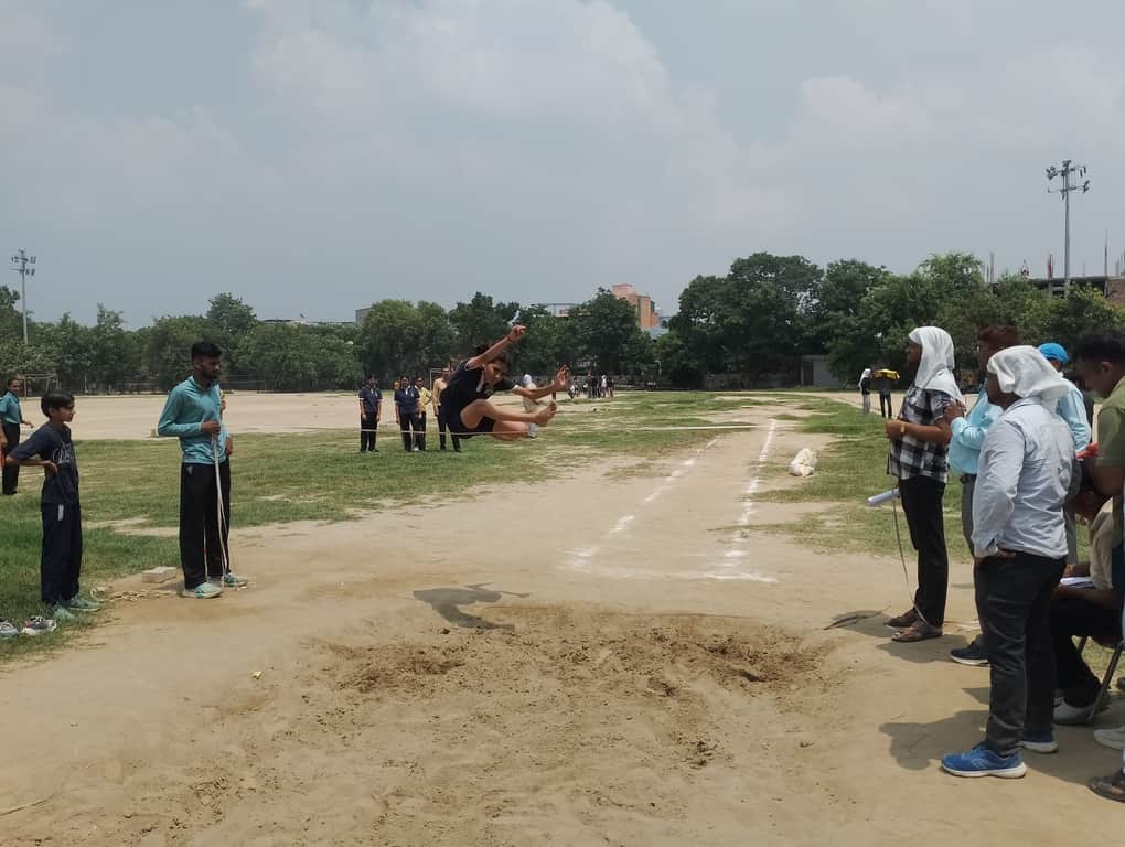 जीत के लिए ऊंची कूद, जिला स्तरीय स्कूली खेलकूद प्रतियोगिता में भाग लेती खिलाड़ी। संवाद