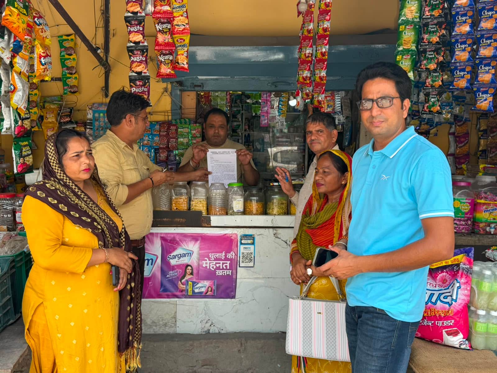 काछवा गवर्नमेंट मॉडल संस्कृति सीनियर सेकेंडरी स्कूल के सामने दुकानदारों को जागरुक करते टीचर। सं