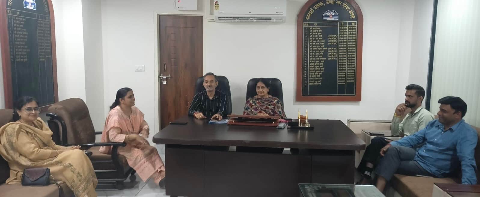 कांगडा नगर परिषद की बैठक भाग लेंती अध्यक्ष सुमन वर्मा व अन्य। -जागरुक पाठक