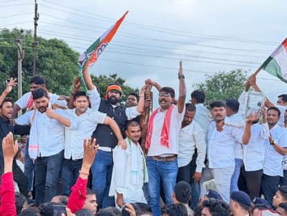 कांग्रेस कार्यकर्ताओं ने प्रदर्शन किया
