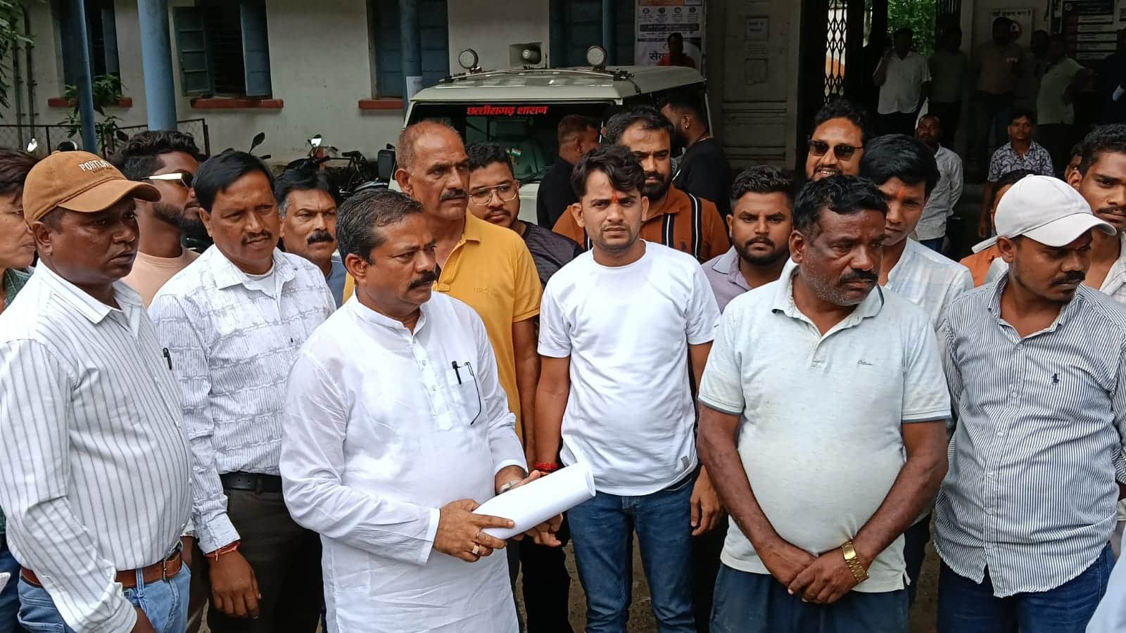 कांग्रेस ने जनपद सीईओ को हटने की मांग।