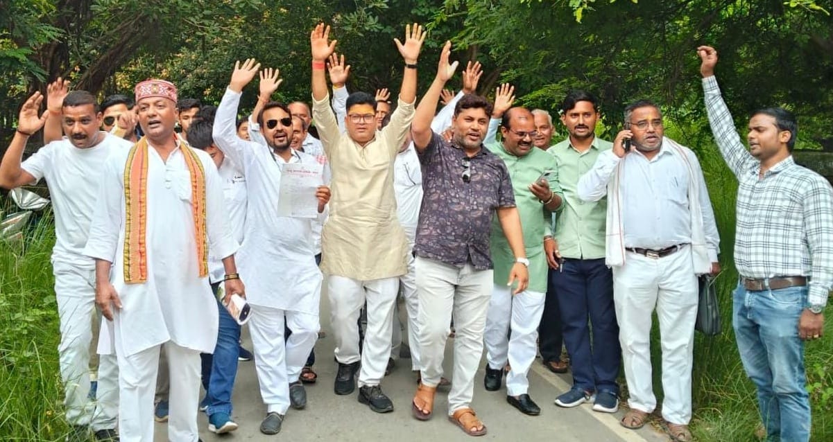 कलेक्ट्रेट पर अपनी मांगों को लेकर ज्ञापन सौंपने जाते हिंदू जागरण समिति के पदाधिकारी और कार्यकर