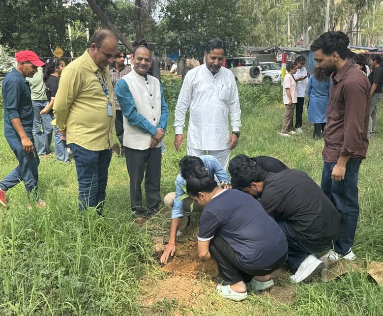 कुरुक्षेत्र। आयुष विवि में पौधरोपण अभियान चलाते कुलपति वैद्य करतार सिंह धीमान। स्वयं