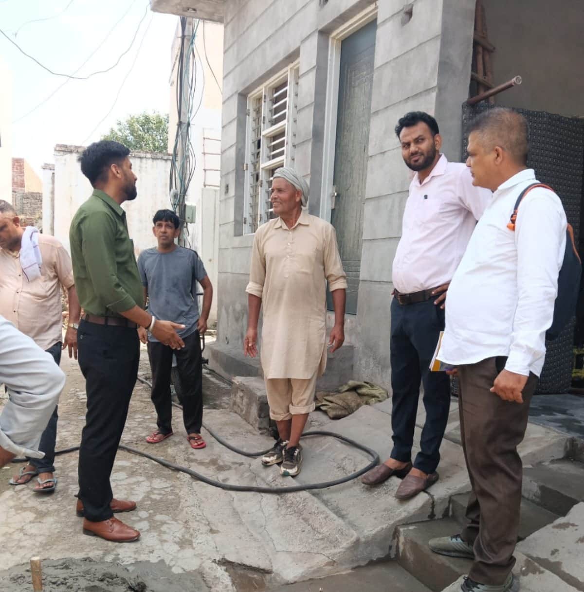 कुरुक्षेत्र। सारसा गांव में ग्रामीणों से बातचीत करते हुए जन स्वास्थ्य विभाग के कर्मचारी। संवाद