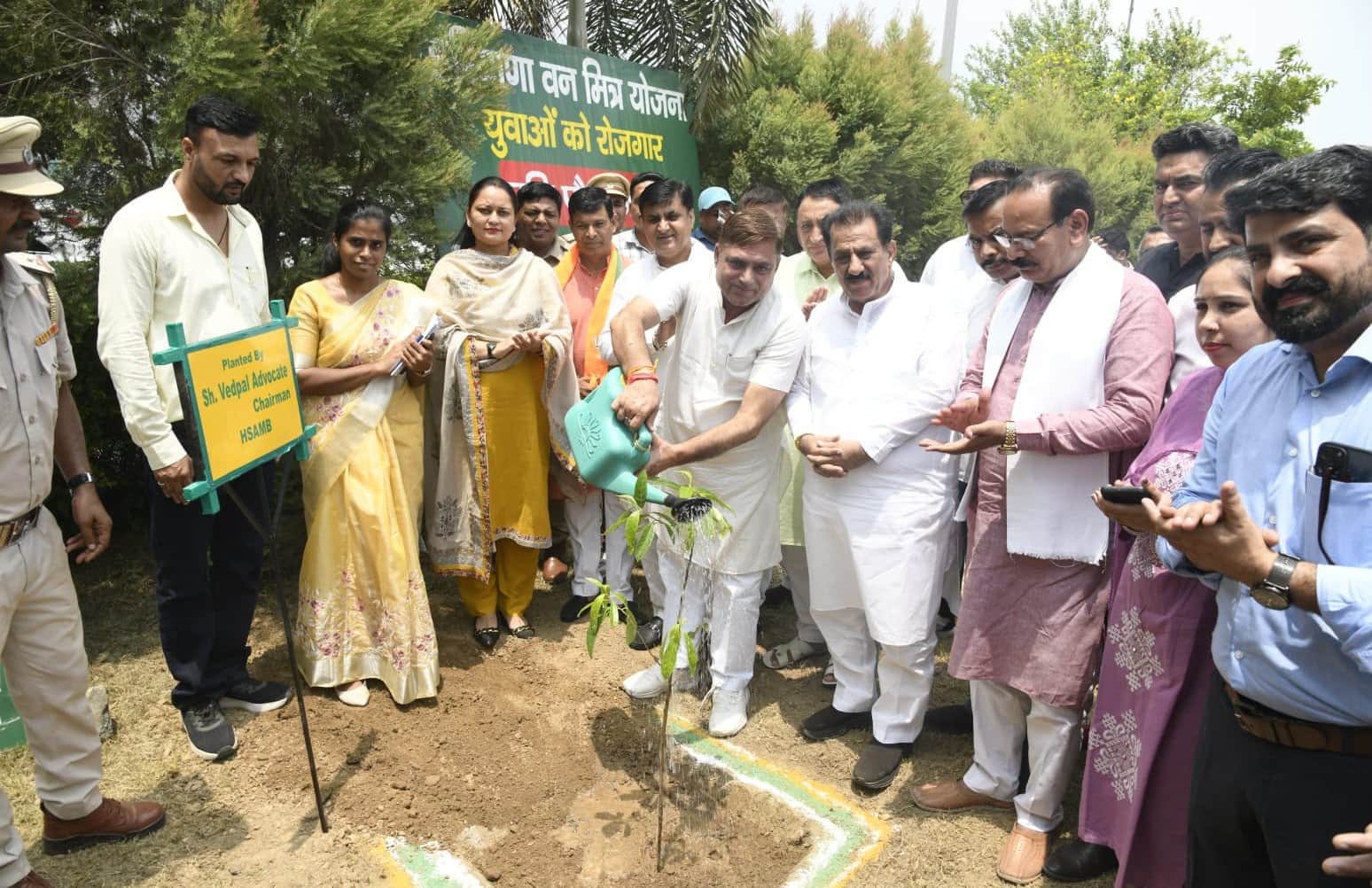 कुरुक्षेत्र। उमरी आईटीआई परिसर में पौधरोपण करते चेयरमैन वेदपाल एडवोकेट एवं प्रशासनिक अधिकारी। 