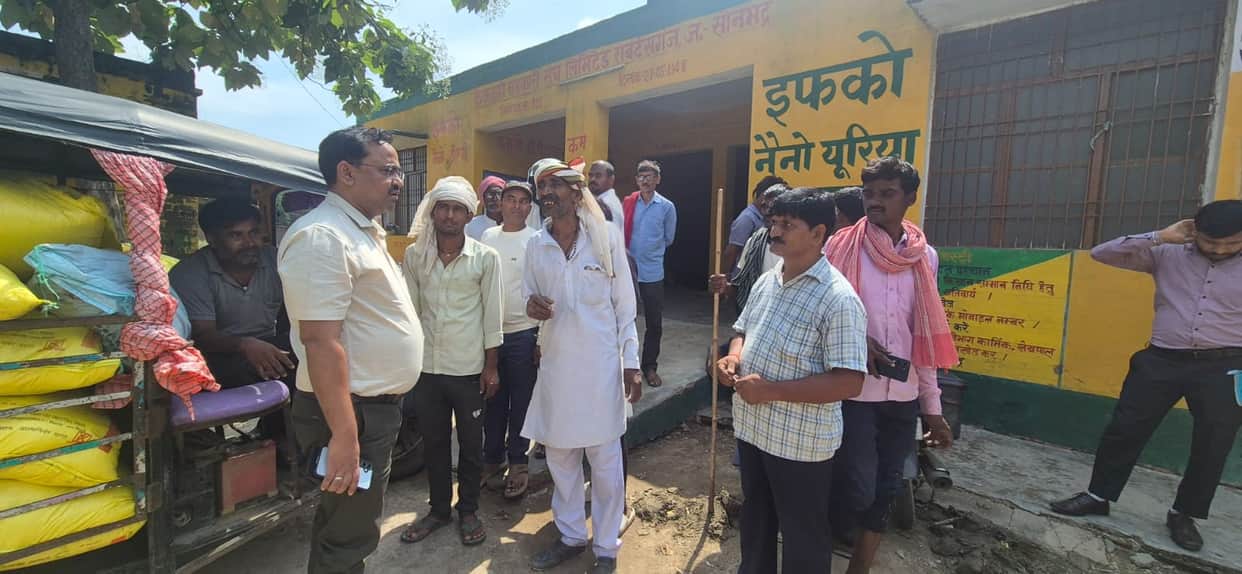 Four fertilizer sellers shut their shops and fled as soon as they got wind of the raid.