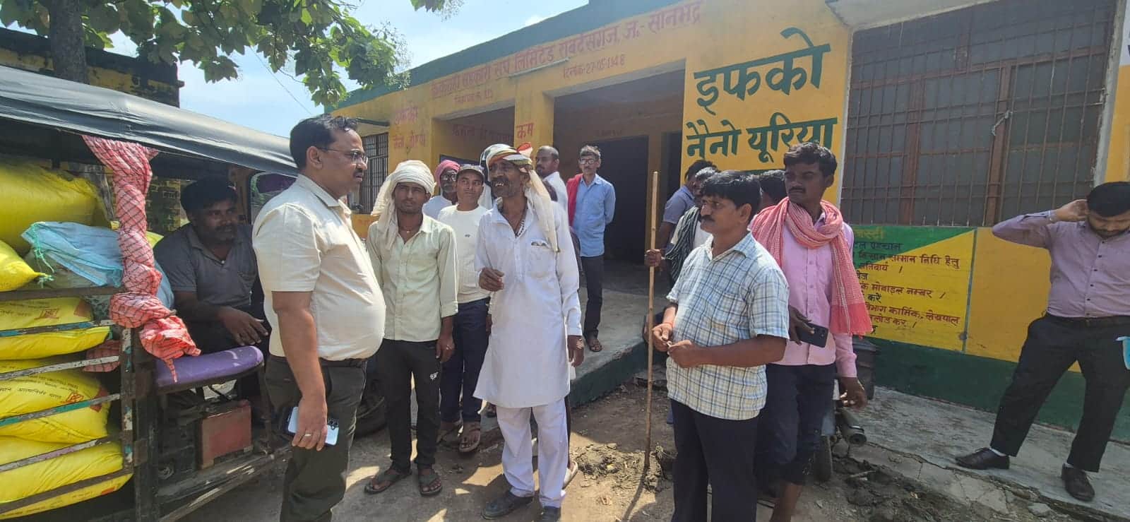 करमा ब्लॉक में छापा मारने पहुंची कृषि विभाग की टीम। स्रोत : स्वयं