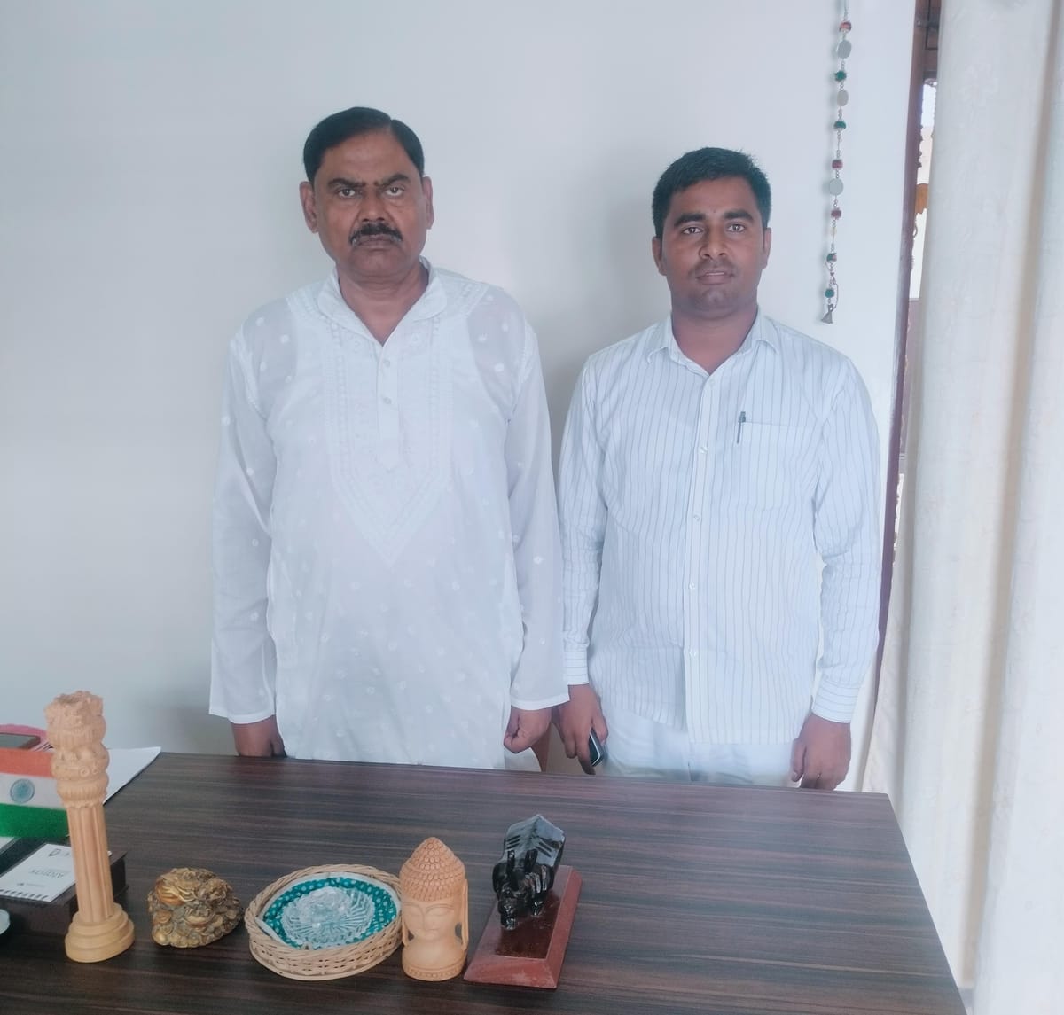 Prayagraj News: नजरबंदी से छूटे विकास ने इंद्रजीत सरोज से की मुलाकात