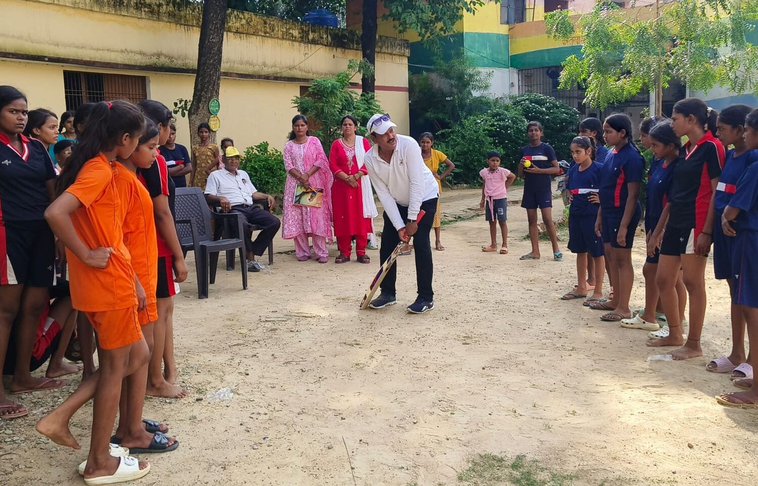 कस्तूरबा गांधी आवासीय विद्यालय की बालिकाओं को प्रशिक्षण देते प्रशिक्षक। स्रोत- शिक्षा विभाग