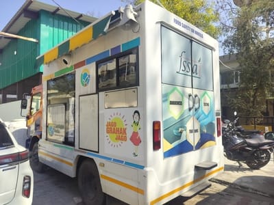 क्षेत्रीय अस्पताल परिसर में खड़ी मोबाइल फूड टेस्टिंग वैन । संवाद