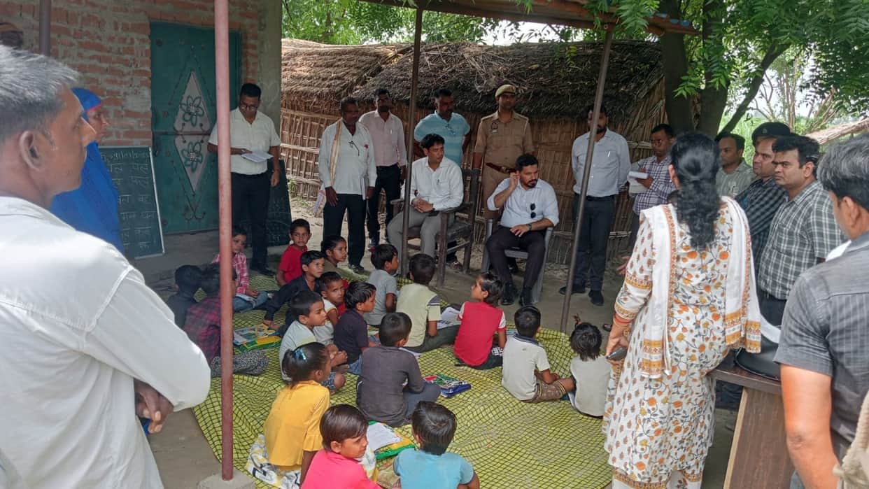 DM reaches Kaithi Manjha by boat, listens to villagers' grievances