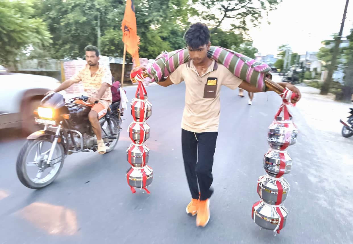 Kanwariyas from Rampur reached Kanth while chanting "Har-Har Mahadev."