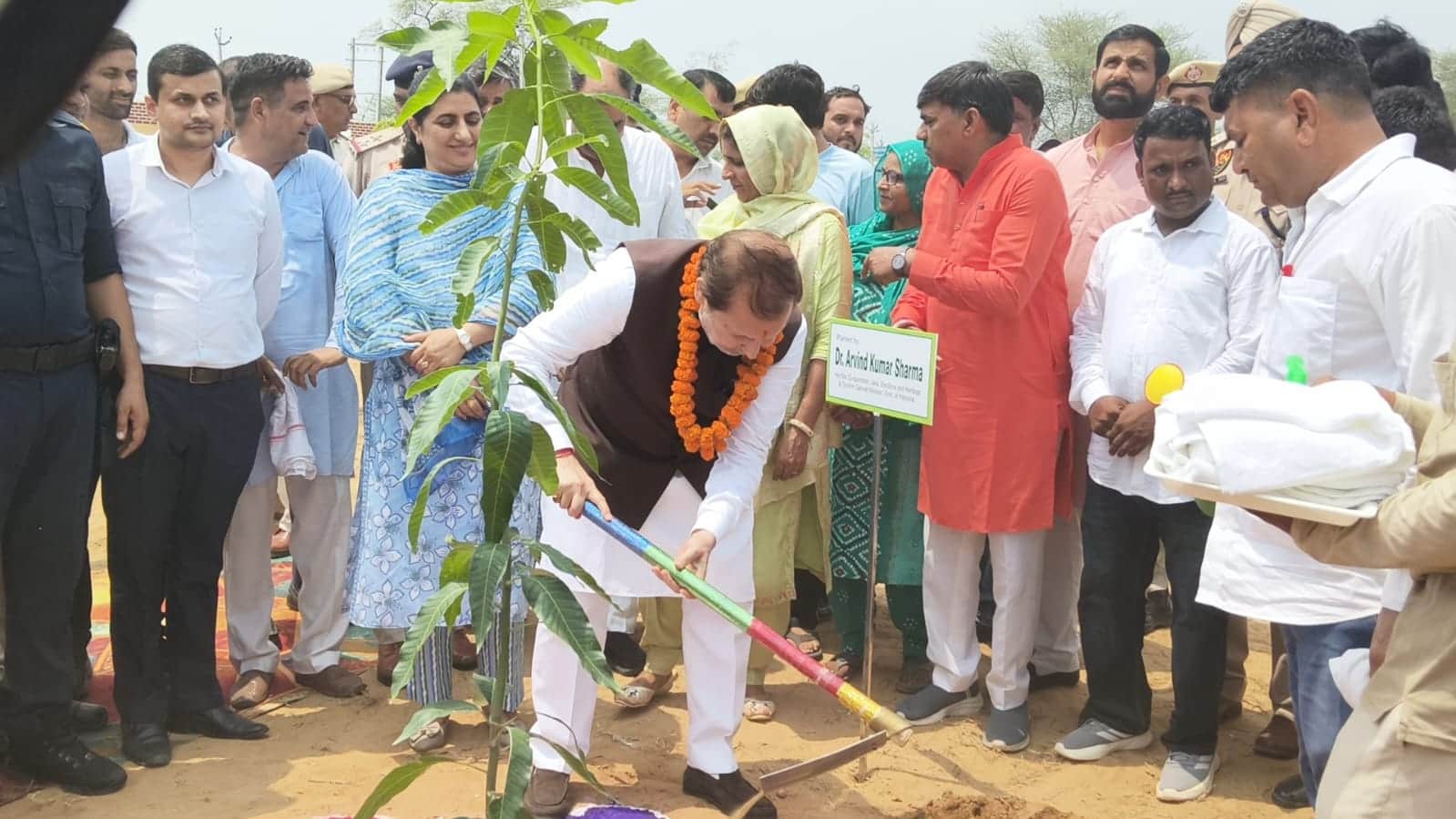 कादमा कॉलेज में पौधरोपण करते मंत्री डॉ. अरविंद शर्मा। 