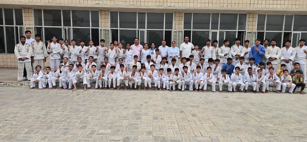 खेल अधिकारी व प्रशिक्षकों के साथ जूडो में जिला स्तर पर स्वर्ण जीतने वाले खिलाड़ी। विज्ञप्ति