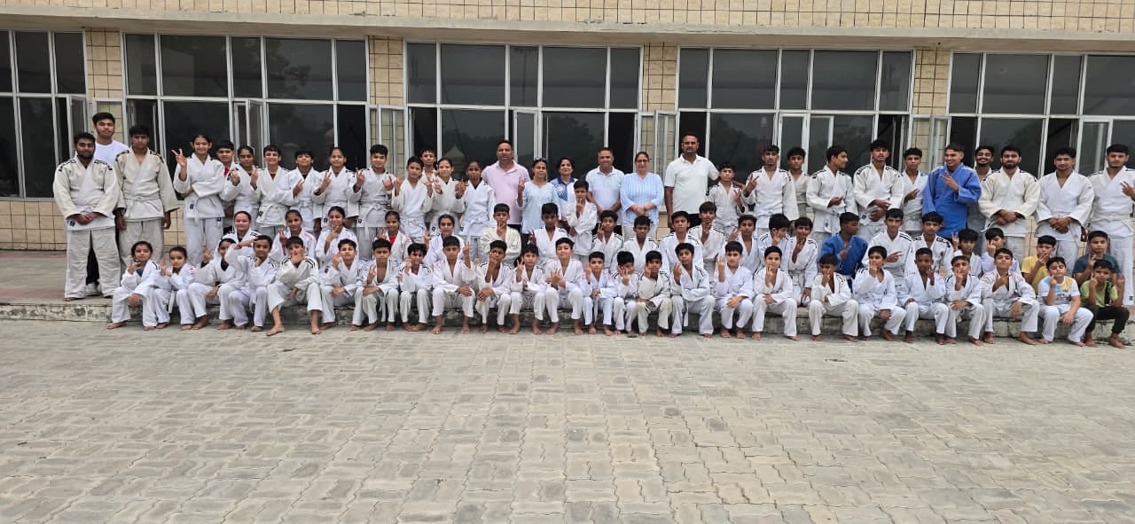 खेल अधिकारी व प्रशिक्षकों के साथ जूडो में जिला स्तर पर स्वर्ण जीतने वाले खिलाड़ी। विज्ञप्ति