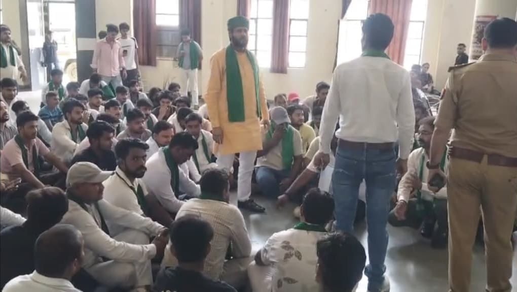 खोड़ा थाने में प्रदर्शन करते किसान कार्यकर्ता। स्रोत वीडियोग्रैब