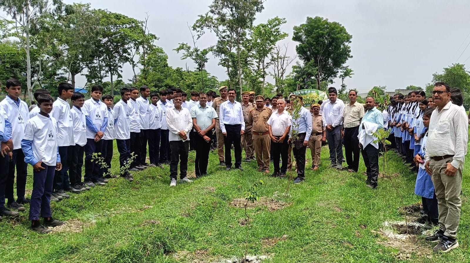 लोगों के साथ पौध रोपण करते उत्तर प्रदेश प्रदूषण नियंत्रण बोर्ड के अध्यक्ष डॉ. रविन्द्र प्रताप स