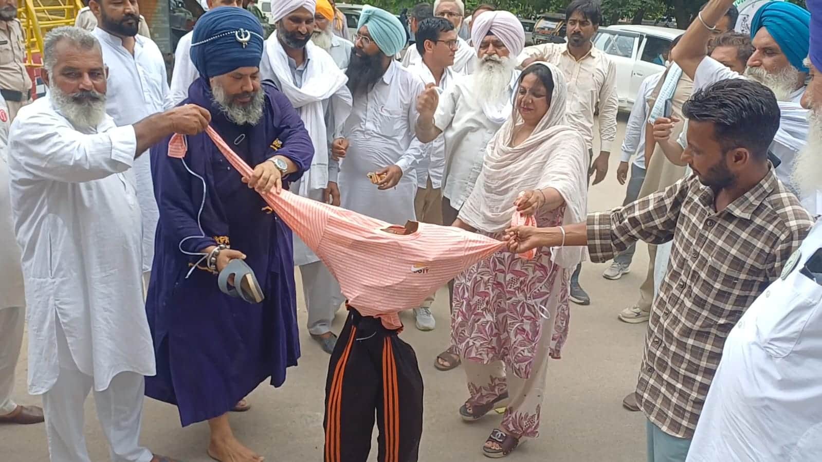 लघु सचिवालय में प्रदर्शन करते किसान। संवाद 