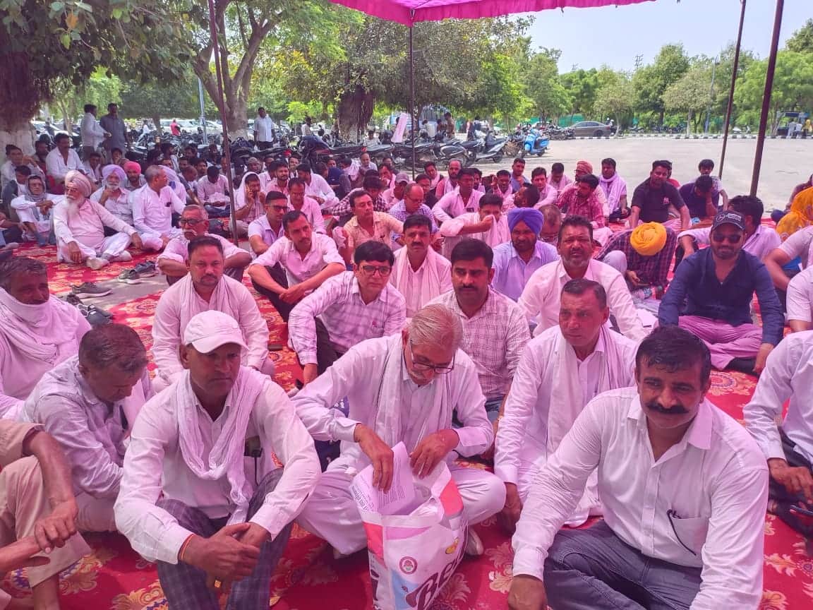 लघु सचिवालय पर धरना प्रदर्शन करते हुए विभिन्न संगठनों के बैनर तले कर्मचारी। संगठन