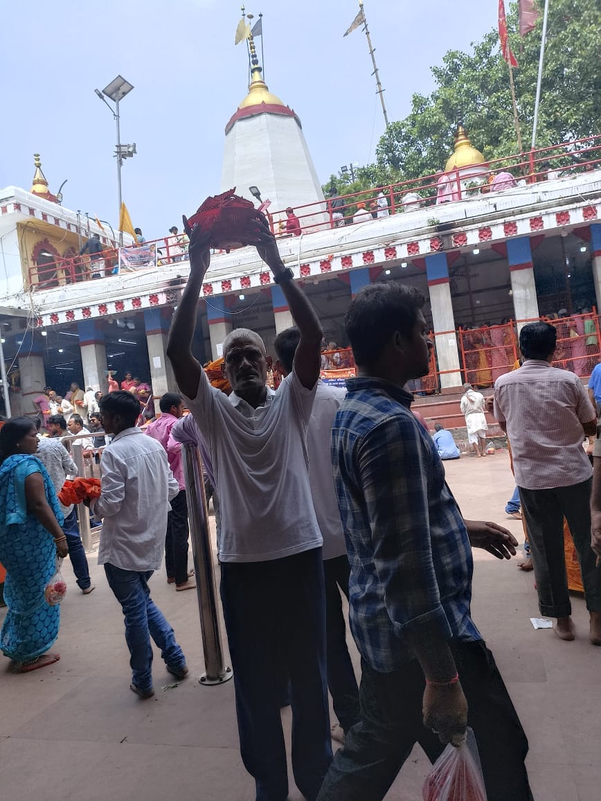 मां विंध्यवासिनी धाम में दर्शन करने के बाद बाहर आते सभाजीत। स्वयं