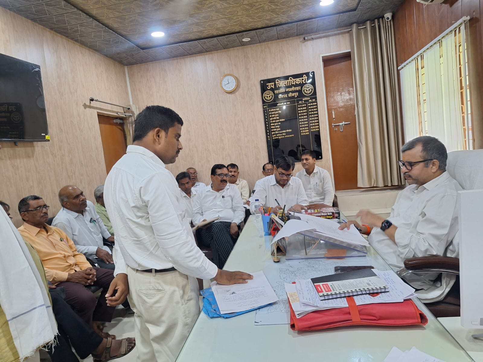 मछलीशहर में अधिवक्ता की समस्या लेकर गए संगठन के प्रतिनिधिमंडल से वार्ता करते एसडीएम। बार