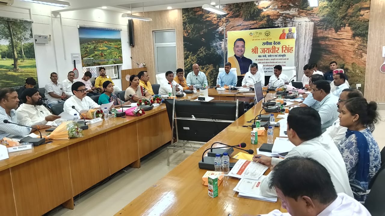 मंडलायुक्त कार्यालय के सभागार में अधिकारियों और जन प्रतिनिधियों संग बैठक करते पर्यटन मंत्री ज