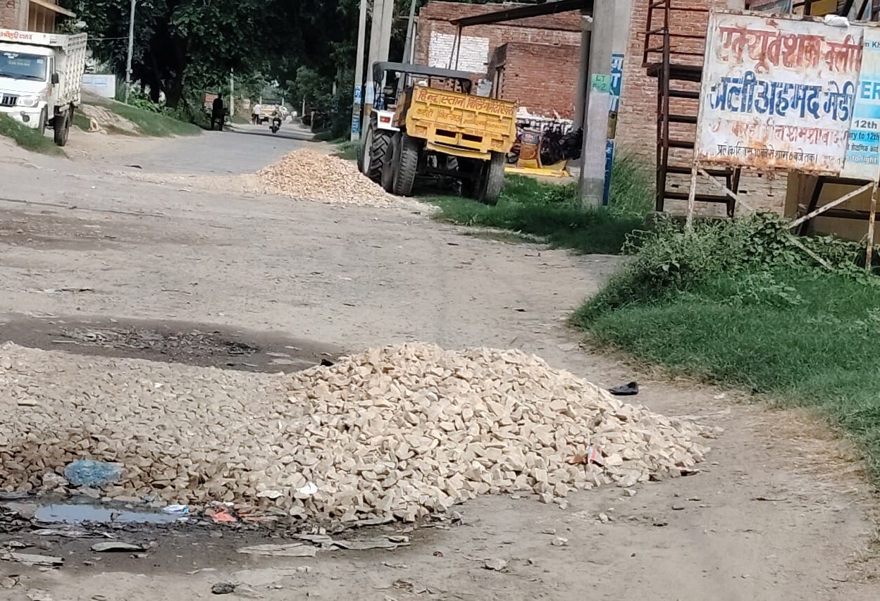 मुहम्मदाबाद गोहना तहसील में  बदहाल मार्ग करहा-शमशाबाद के मरम्मत के लिए गिराई गई गिट्टी। संवाद